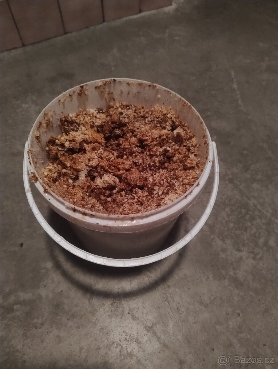 Prodám 6,5kg medovoskových víček.