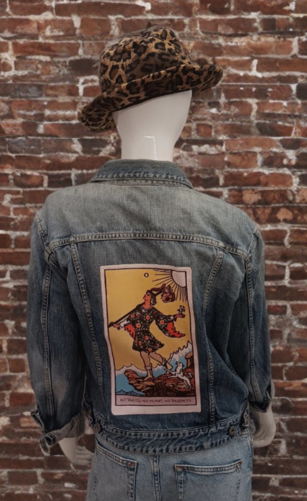 Džínová bunda s tarot nášivkou – The Fool (Blázen)