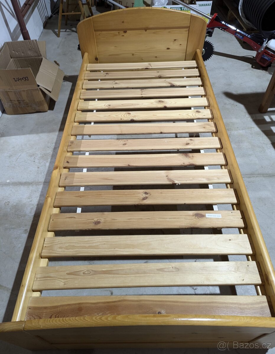 Jednolůžková postel z masivu 200 × 90 cm – perfektní stav