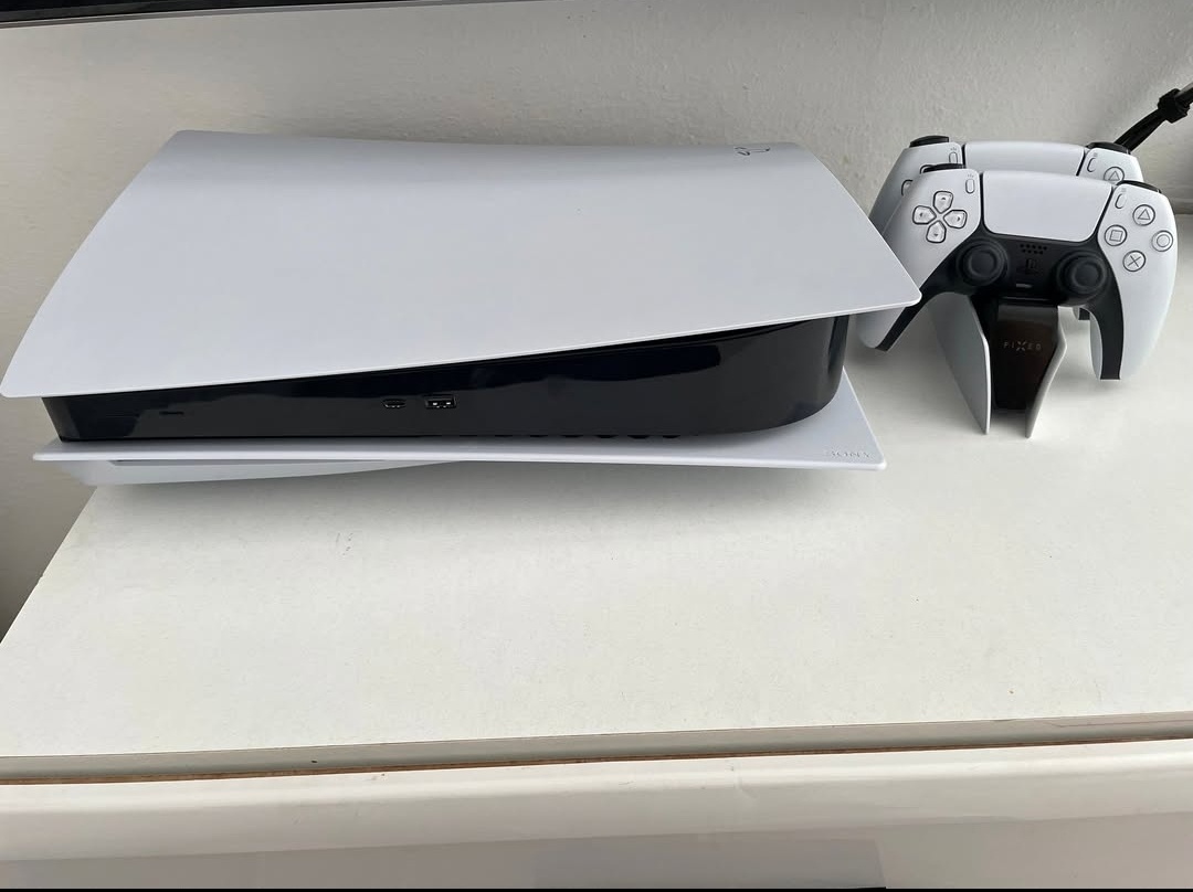 PlayStation 5 + 7 her