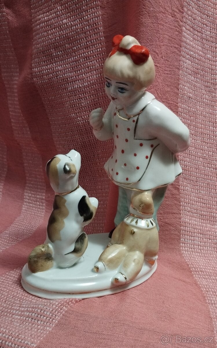 Stará porcelánová soška.