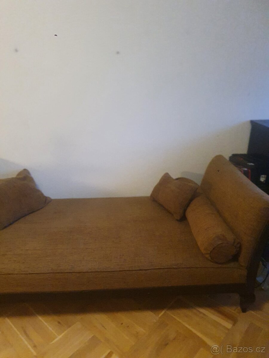 Čalouněný divan