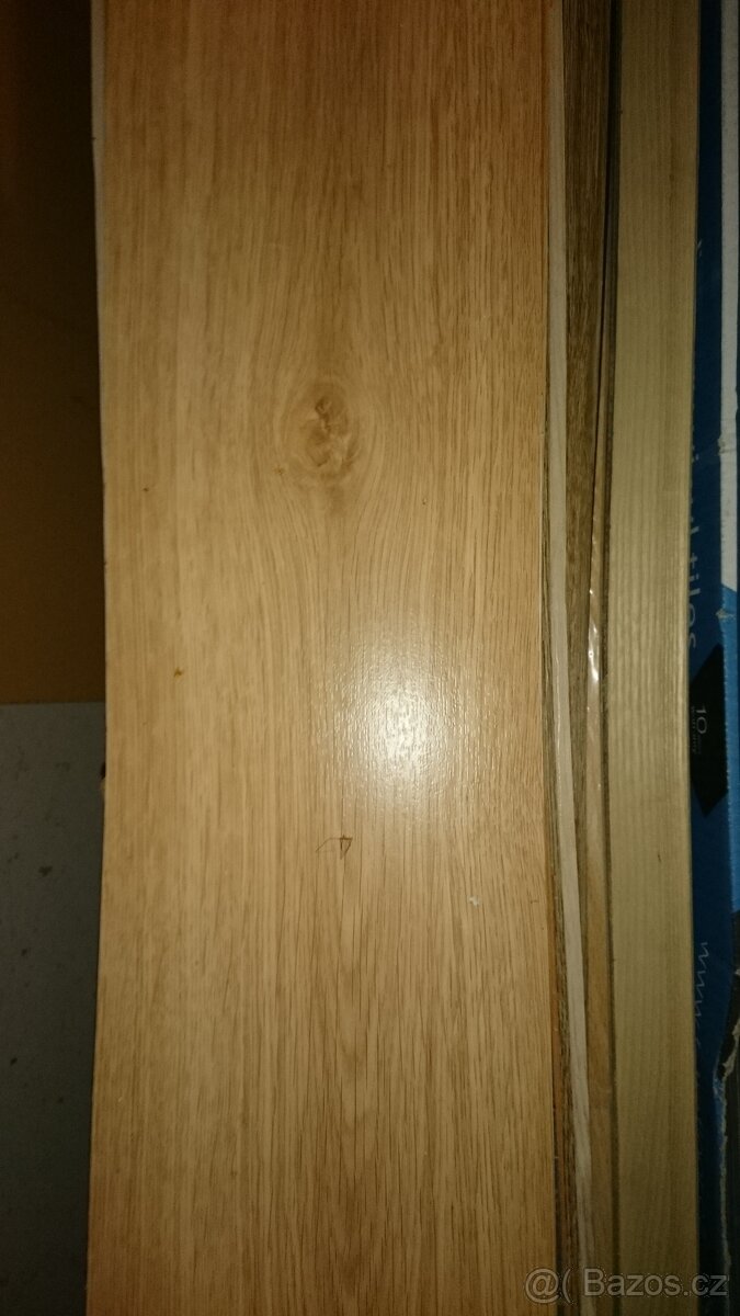 Prodám laminátovou podlahu, přechodové a obvodové lišty