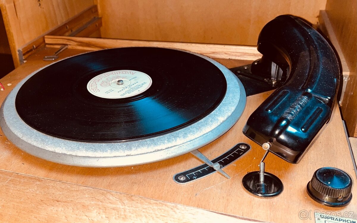 Skříňový gramofon s radiem