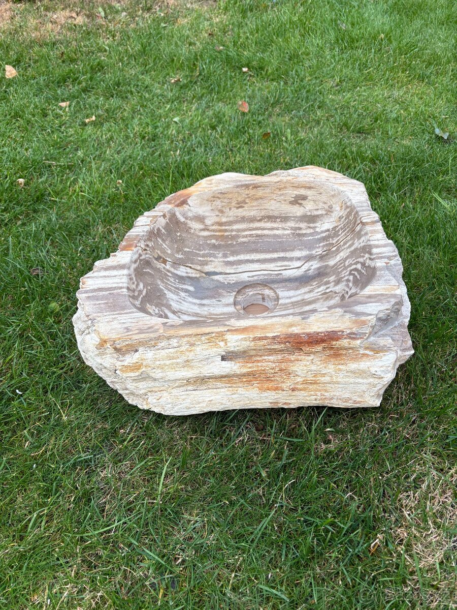 Umyvadlo ze zkamenělého dřeva