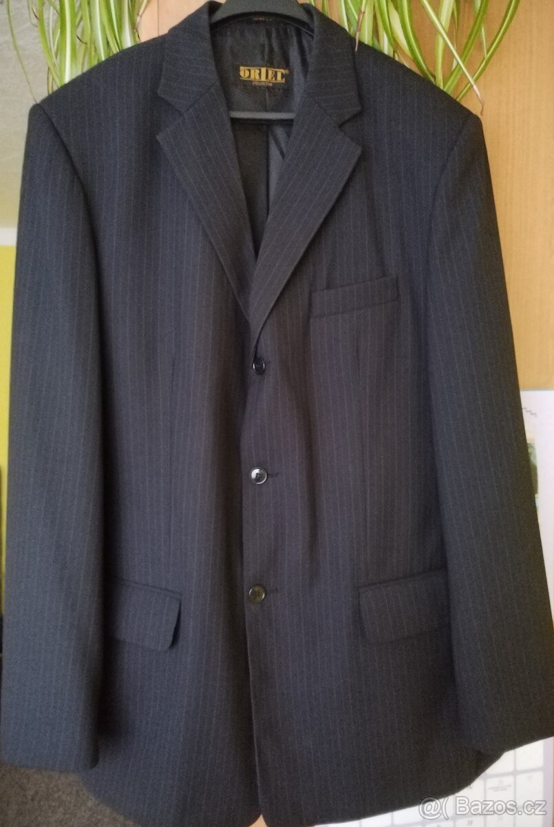 Pánský oblek černý s jemnými proužky