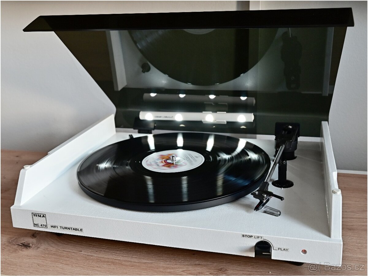 Gramofon Tesla NC 470 cinch