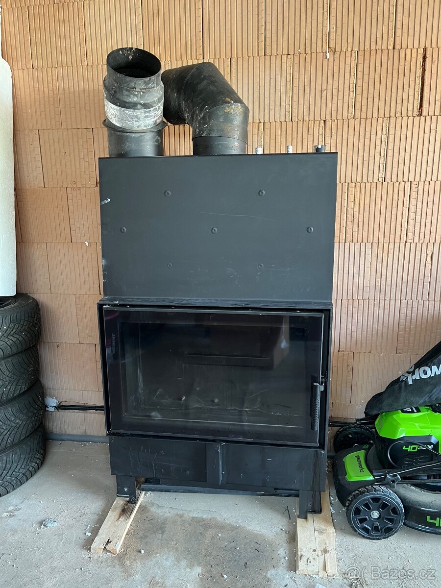 Teplovodní krbová vložka s výměníkem