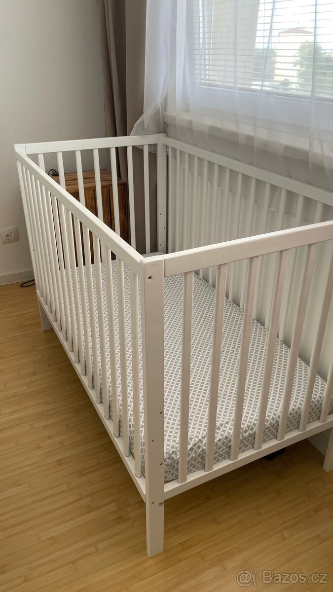 Prodám bílou dětskou postýlku z masivu + zdravotní matraci Z