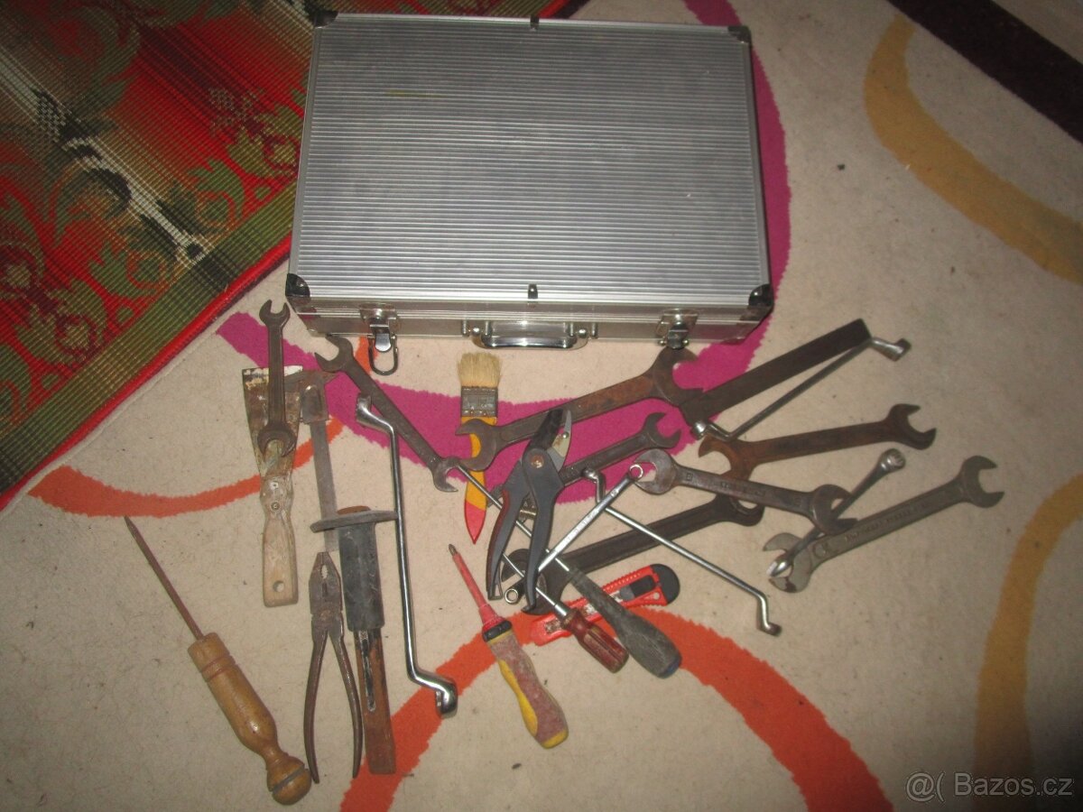 plný kufr nářadí