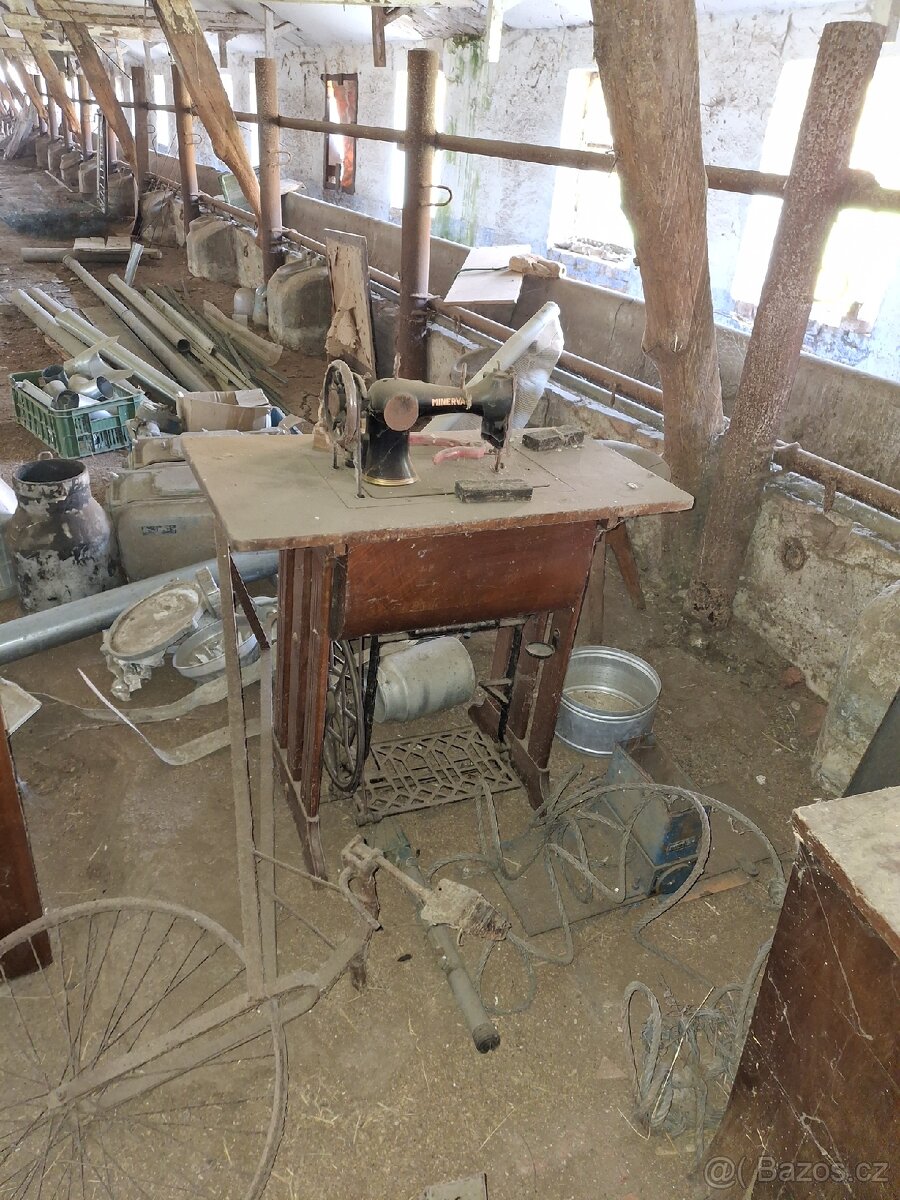 Šicí stroj, stolek , rádio