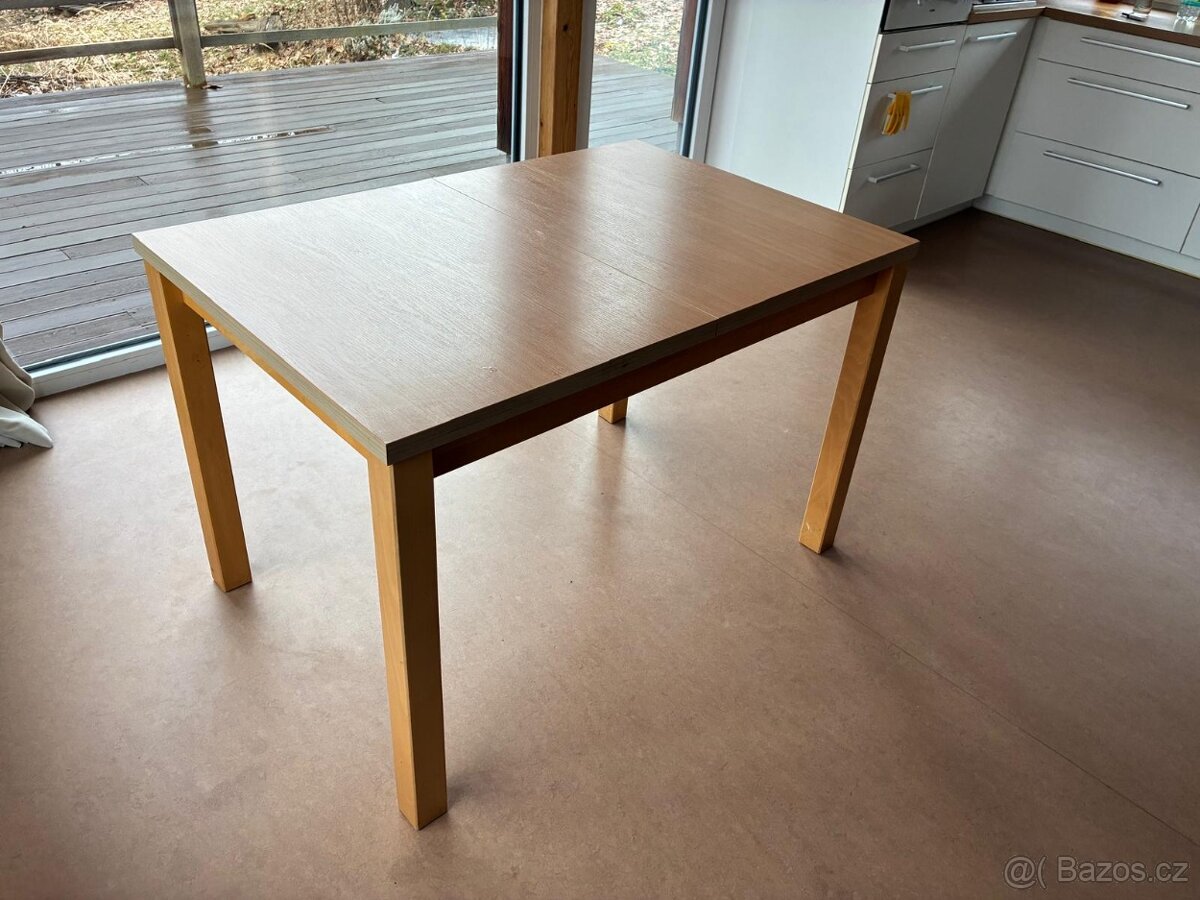 Jídelní stůl