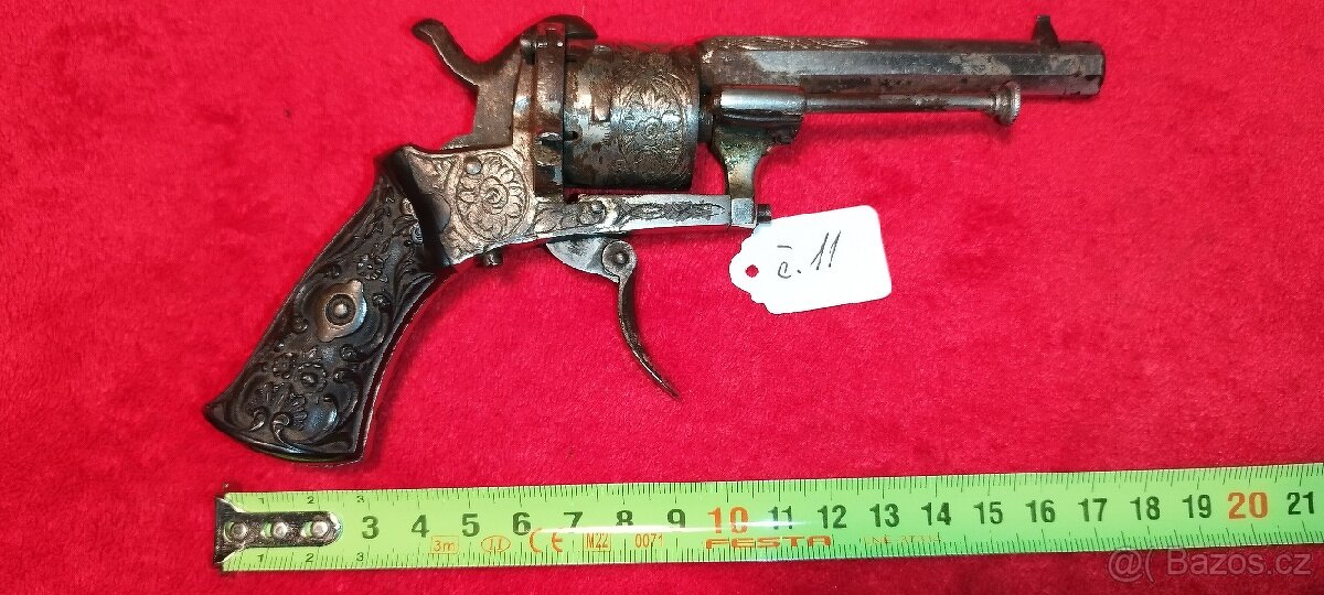 Starožitný revolver  zdobený
