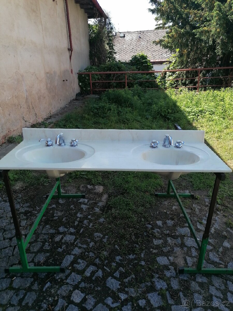 Dvou umyvadlo uměli mramor