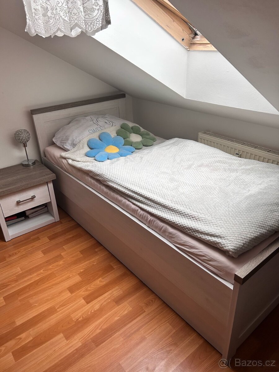 Postel s uloženým prostorem