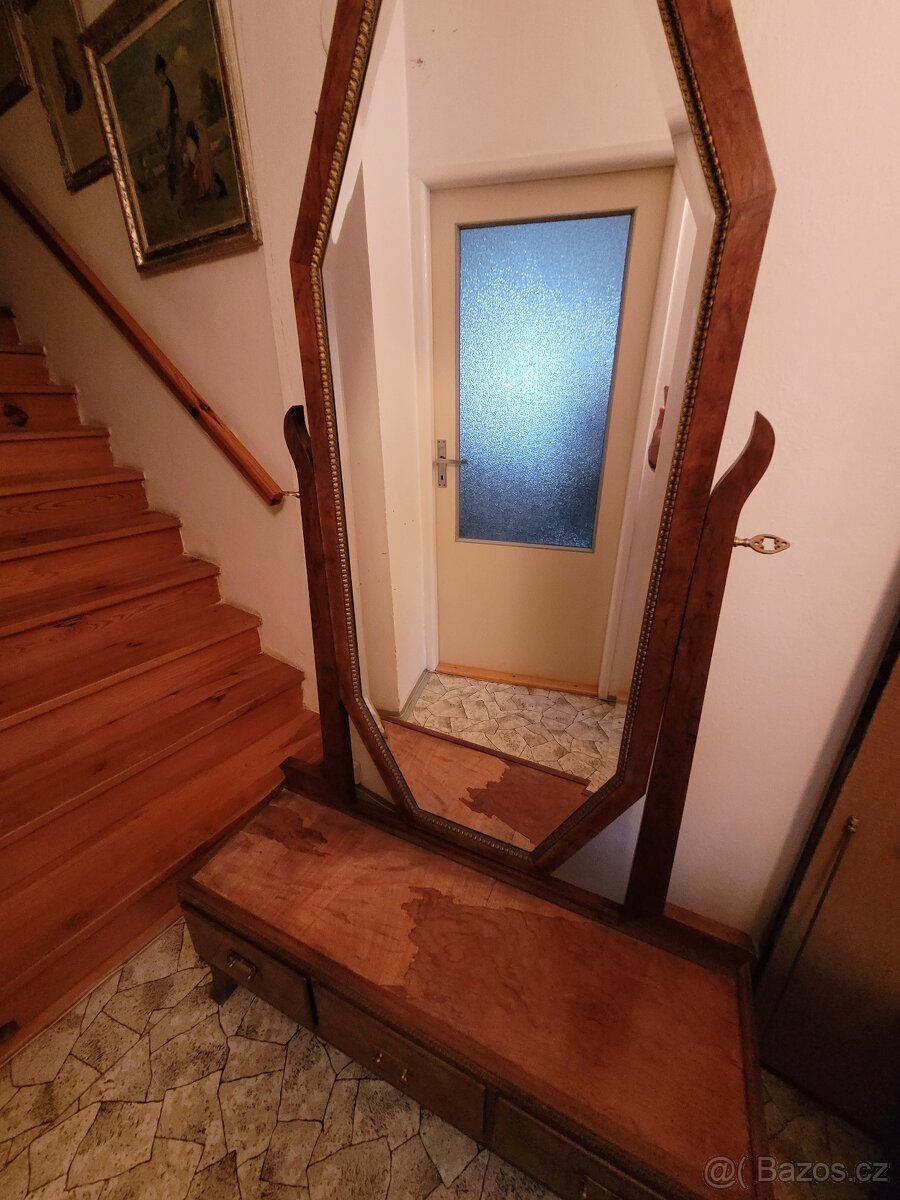 zrcadlová toaletka