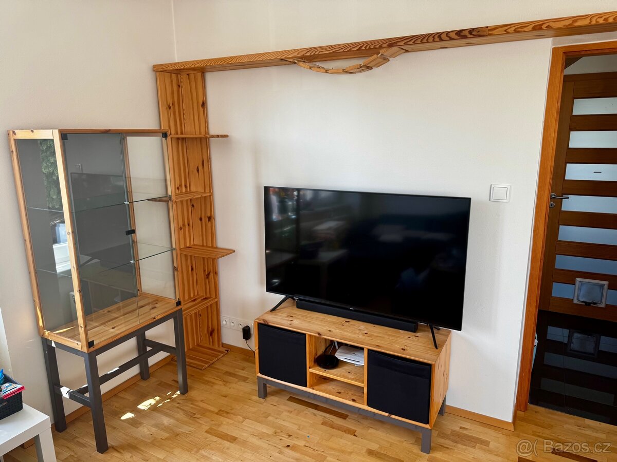 Ikea TV skřínka z borovicového masivu vc. úložných boxu