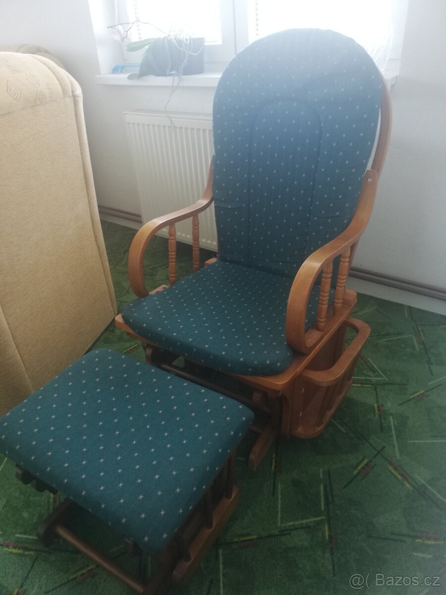 Houpací křeslo s podnožkou