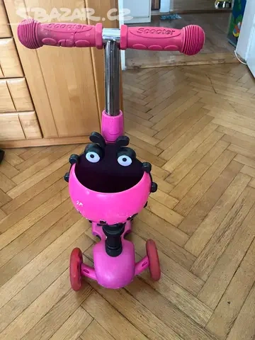 Dětská koloběžka se svítícími kolečky