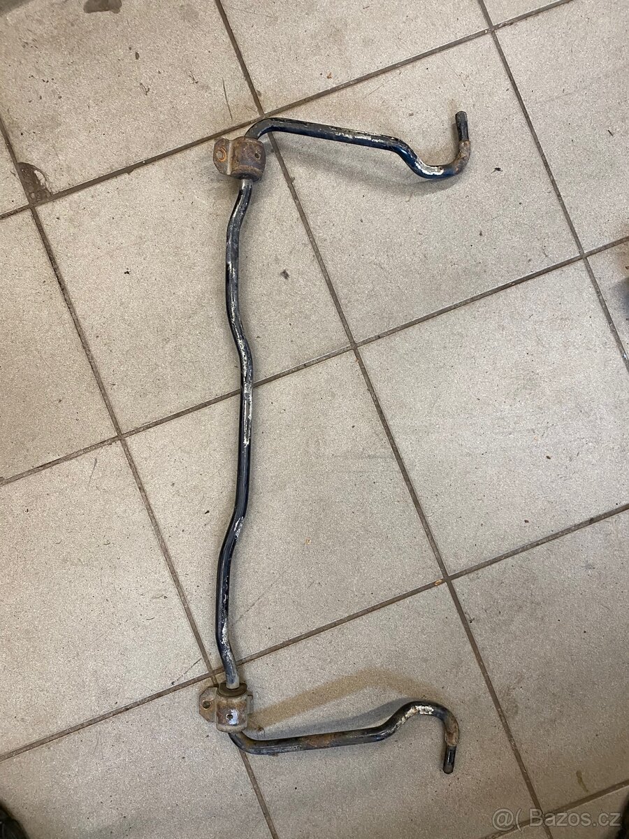 R4 sedan zadní stabík