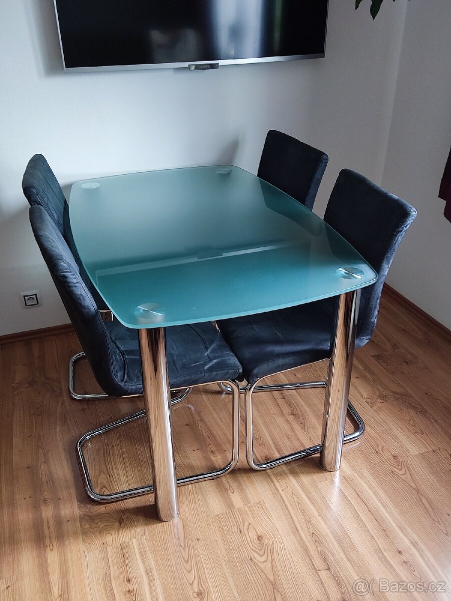 Skleněný jídelní stůl +4 židle .