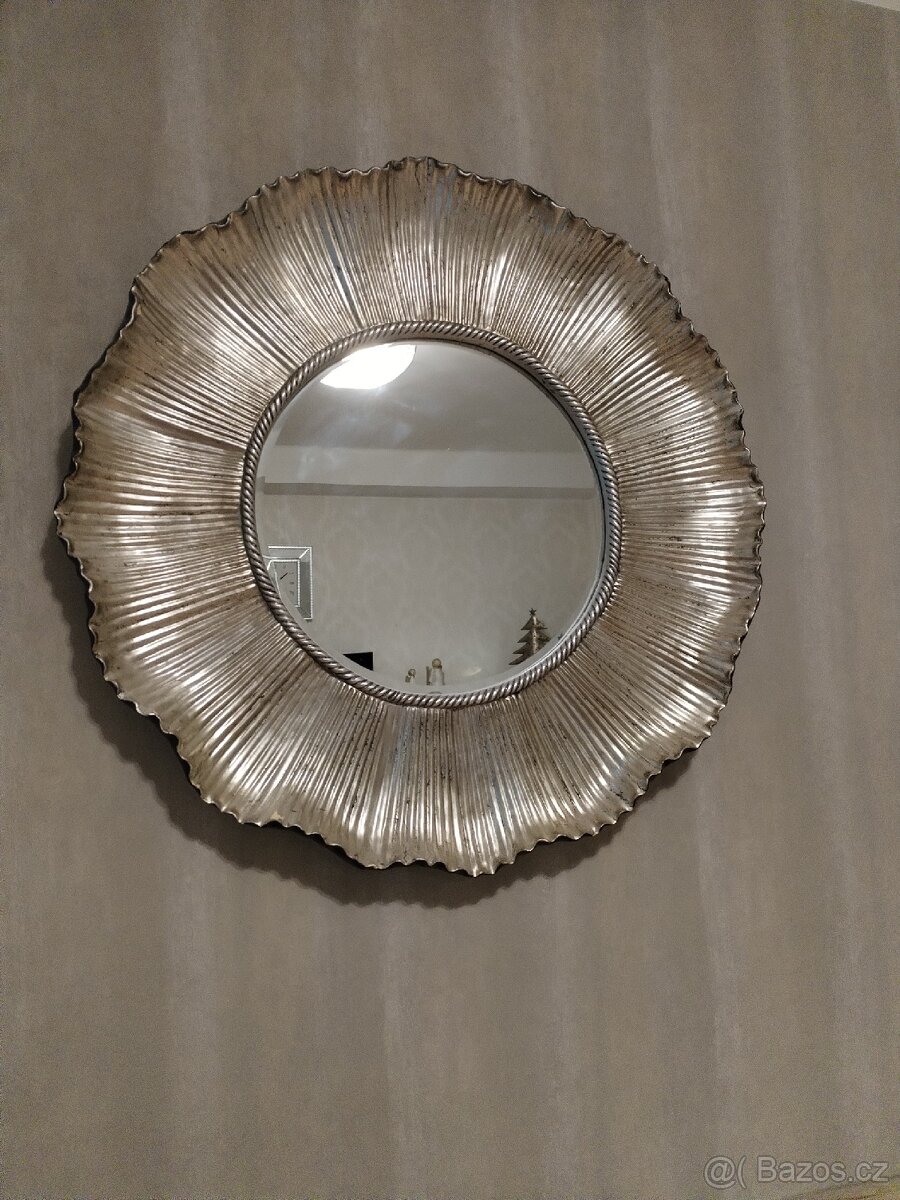 Nástěnné dekorativní zrcadlo