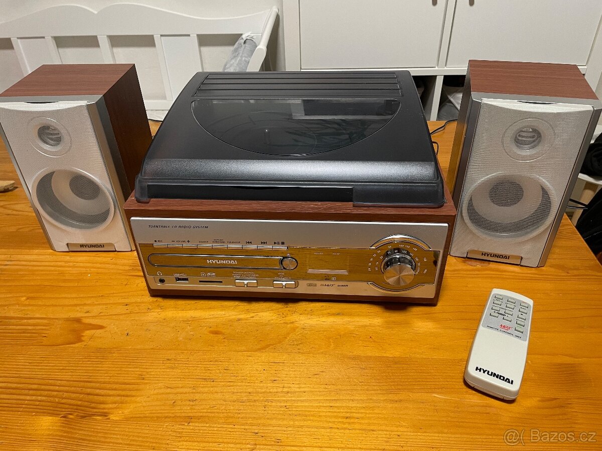 Gramofon s rádiem, USB a AUX vstupem Hyundai