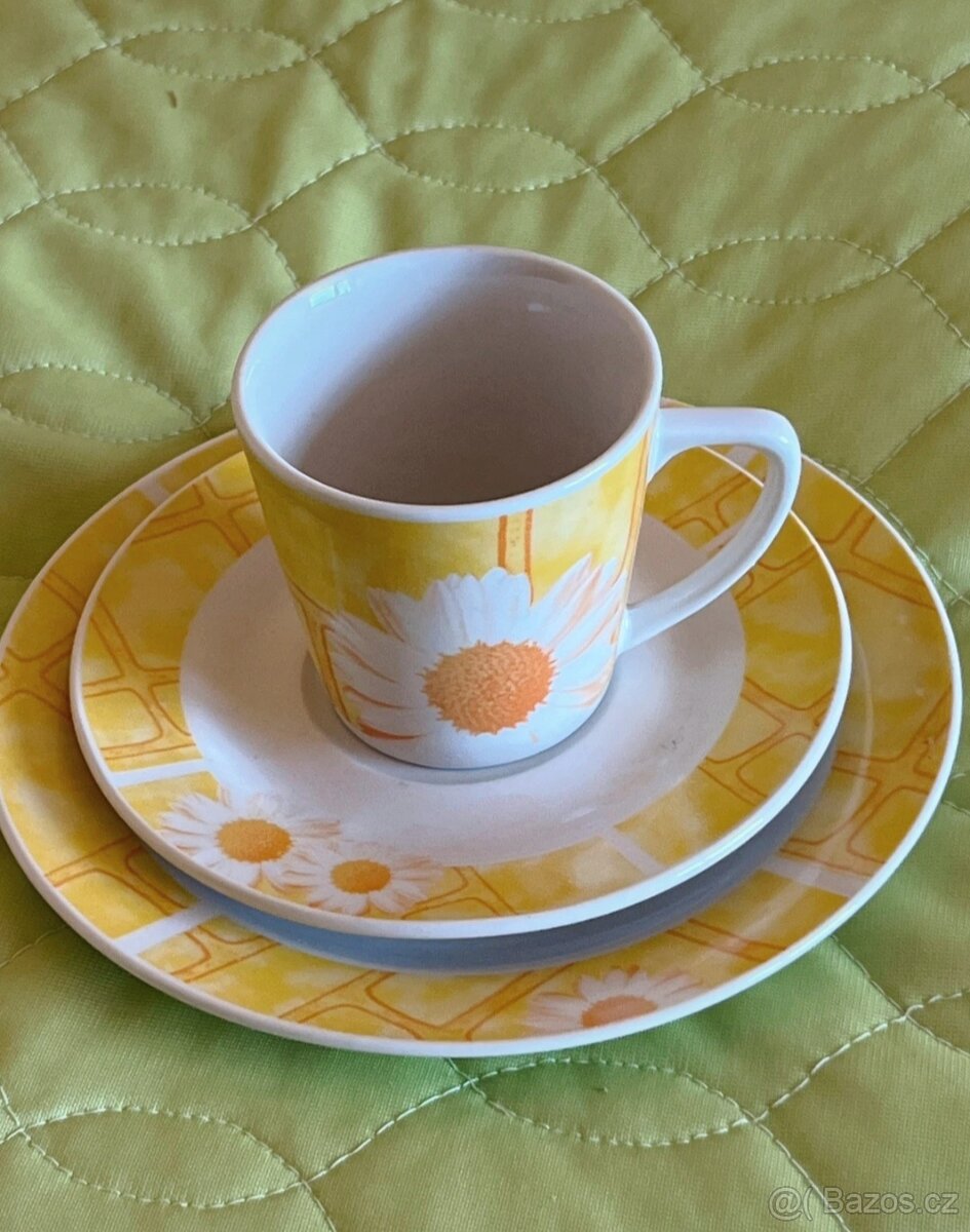 Sady barevných hrnečků na kávu s podšálkem a dezertním talíř