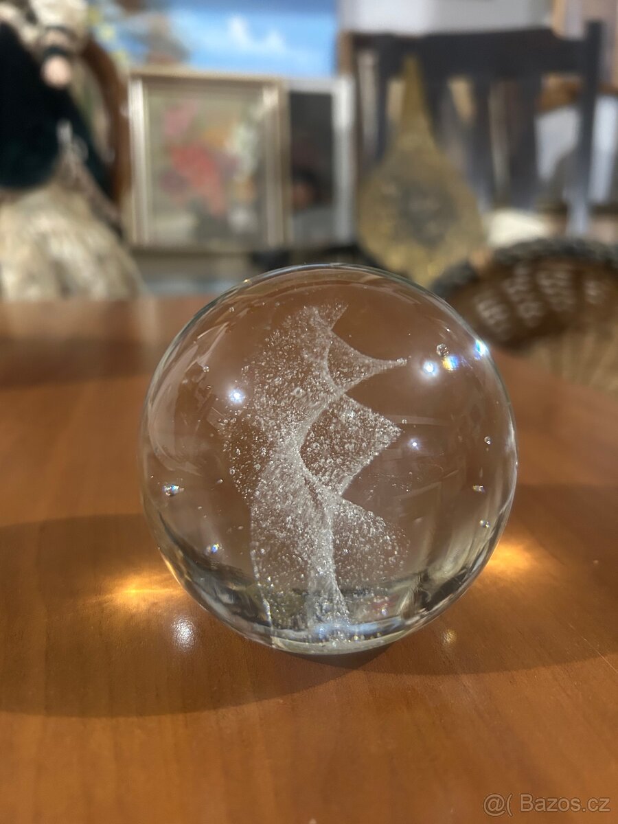 Skleněné těžítko s abstraktním motivem