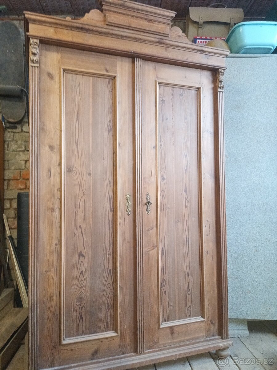 Starožitná skříň