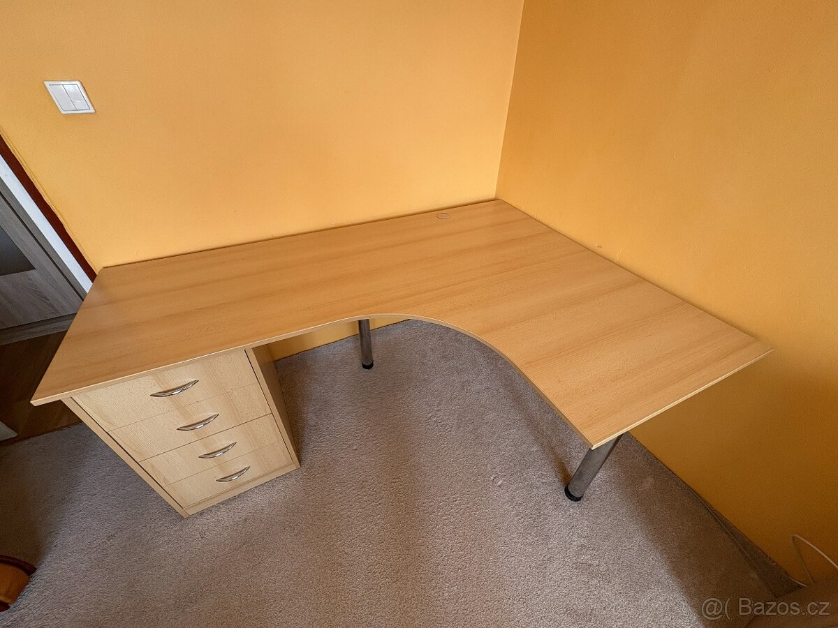 Rohový počítačový stůl