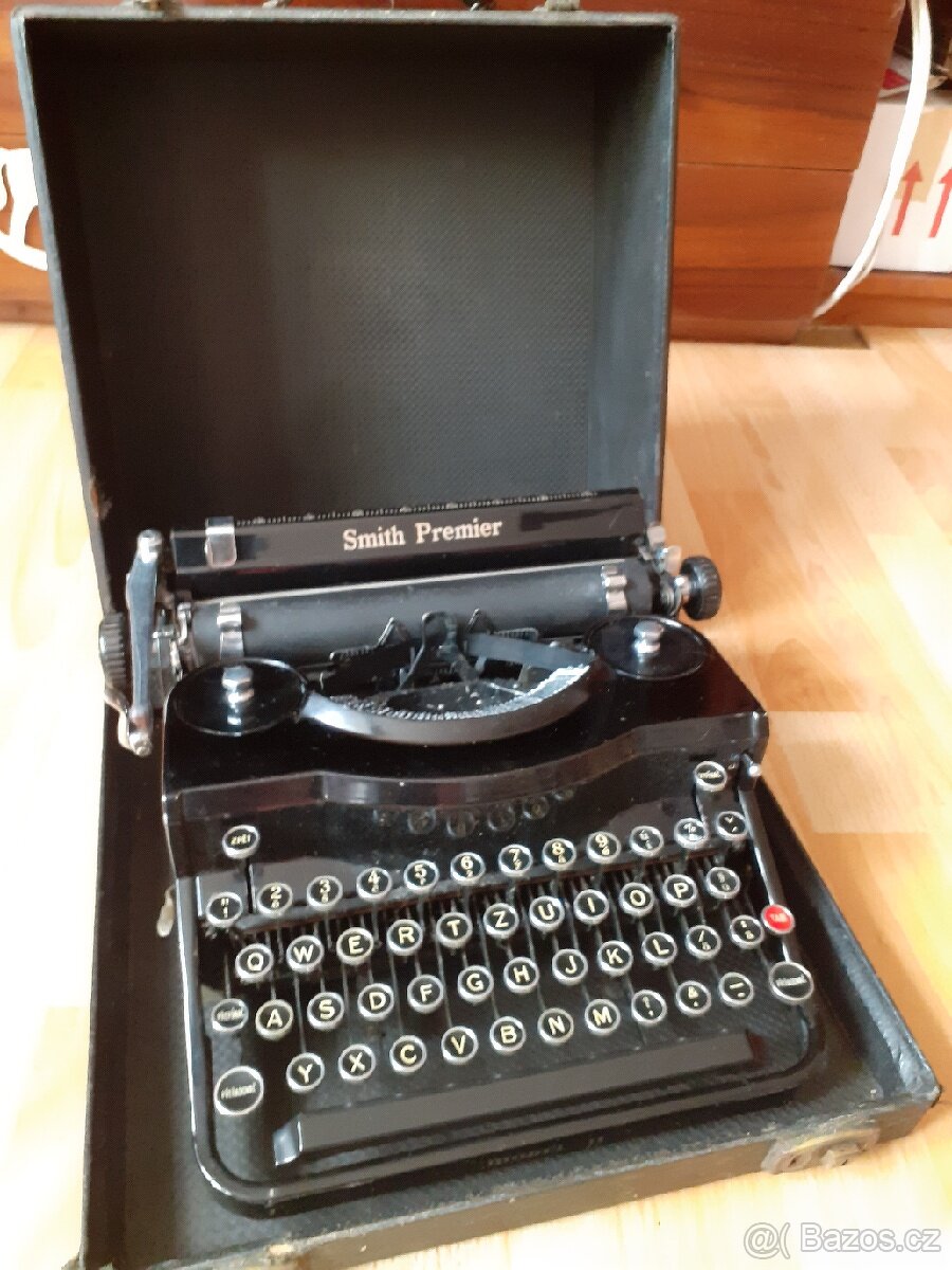 Kufříkový psací stroj.