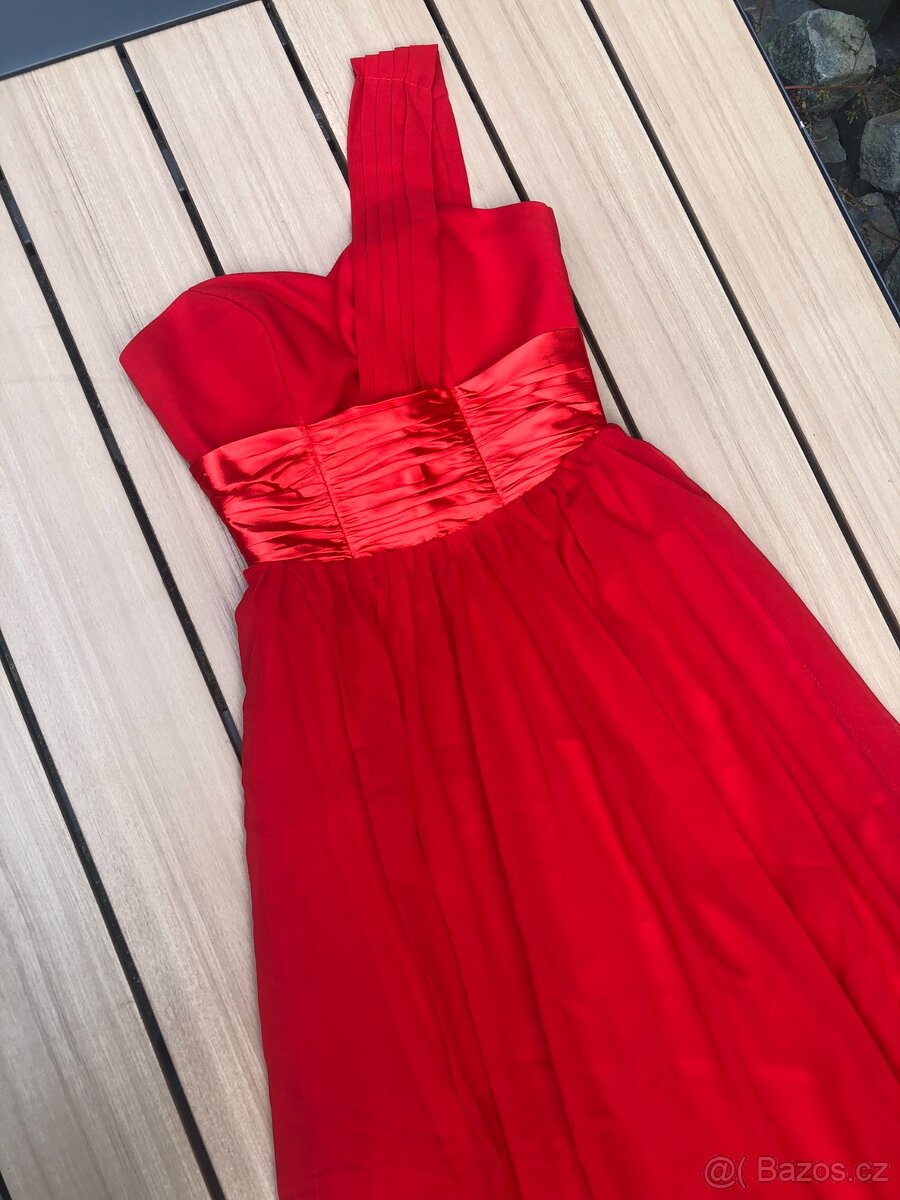 Červené dlouhé maturitní / plesové šaty