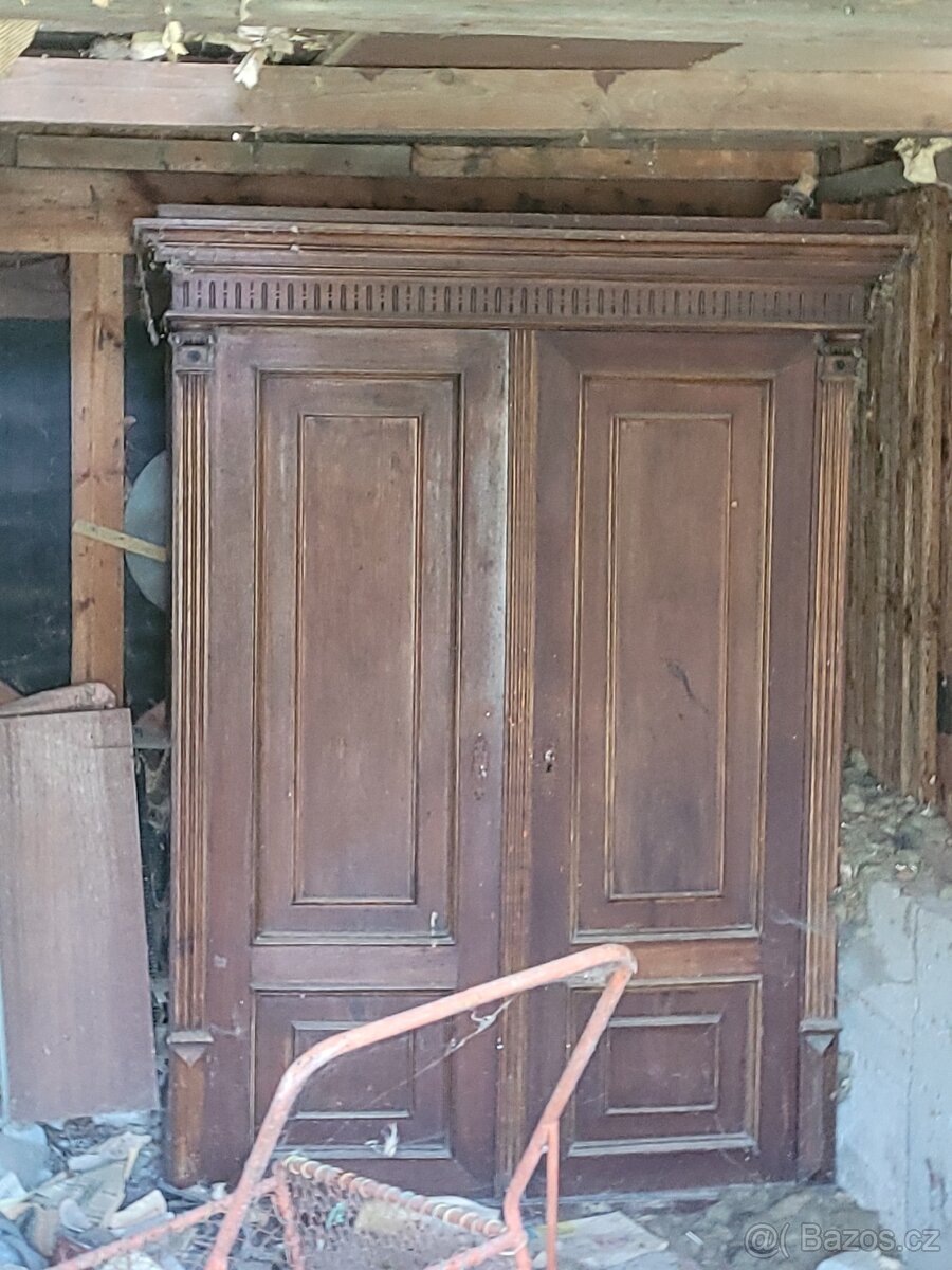 Skříň starožitná celodřevěná  1 kus