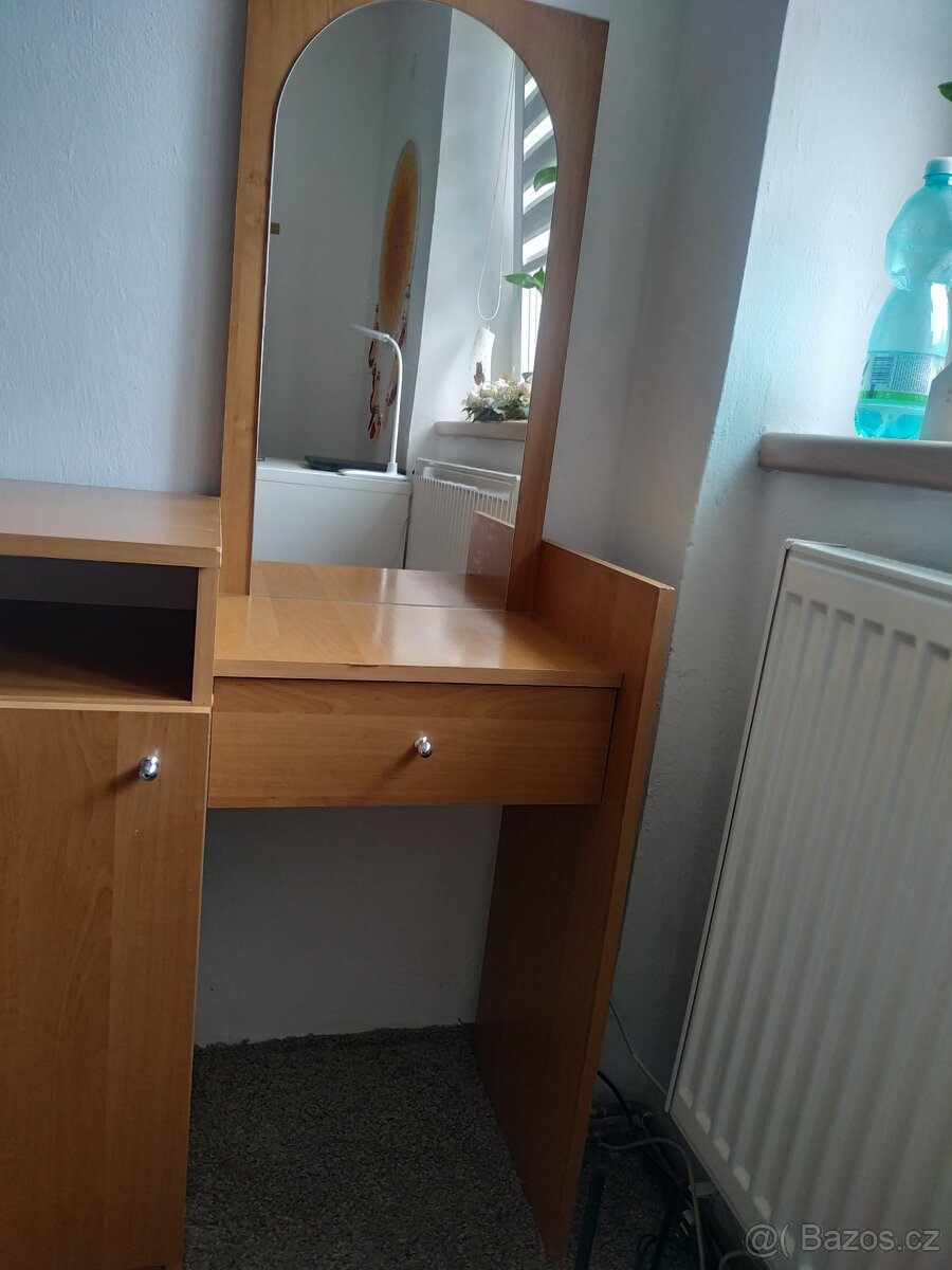 Kosmetický stolek