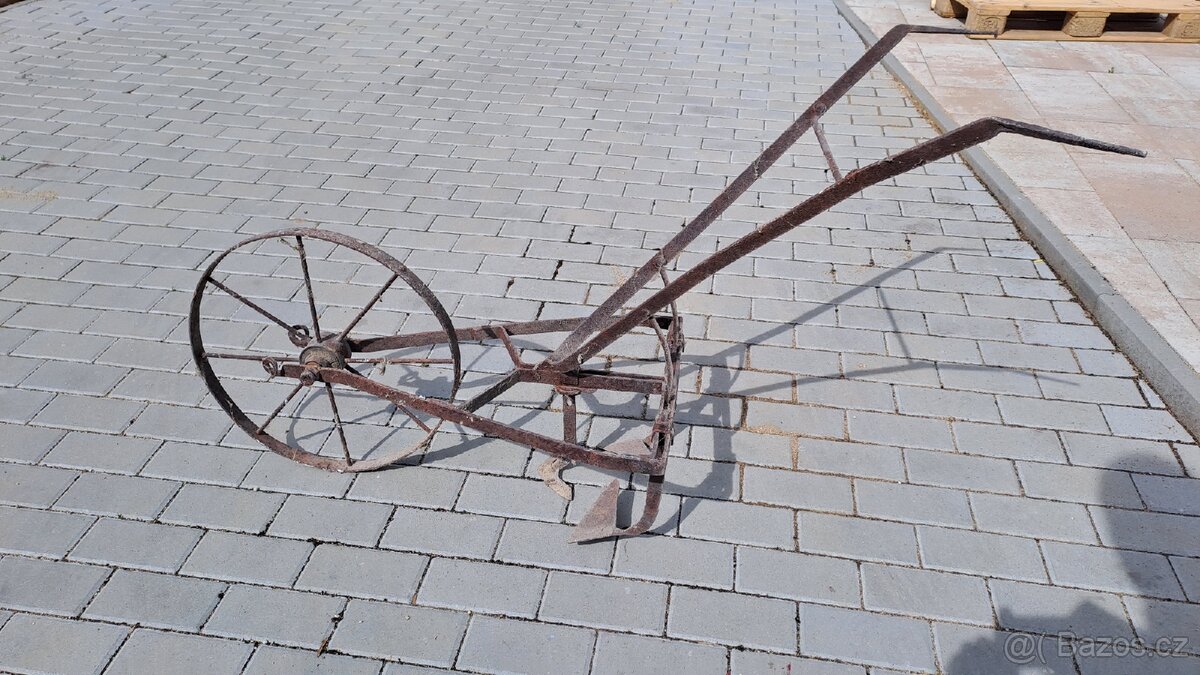 Starý vyorávač brambor - plecky