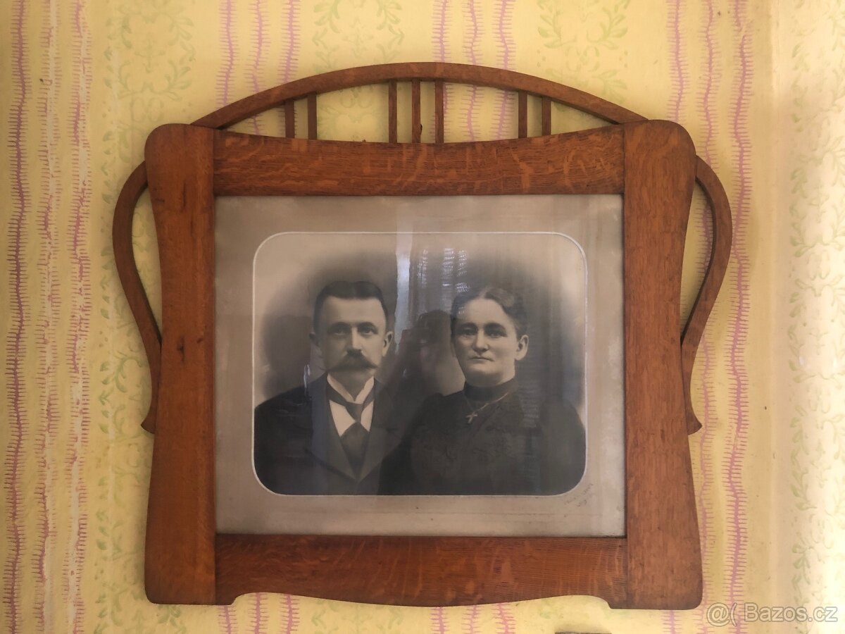 Stary ram s dobovou fotografií ateliery Kahler Slany 1916