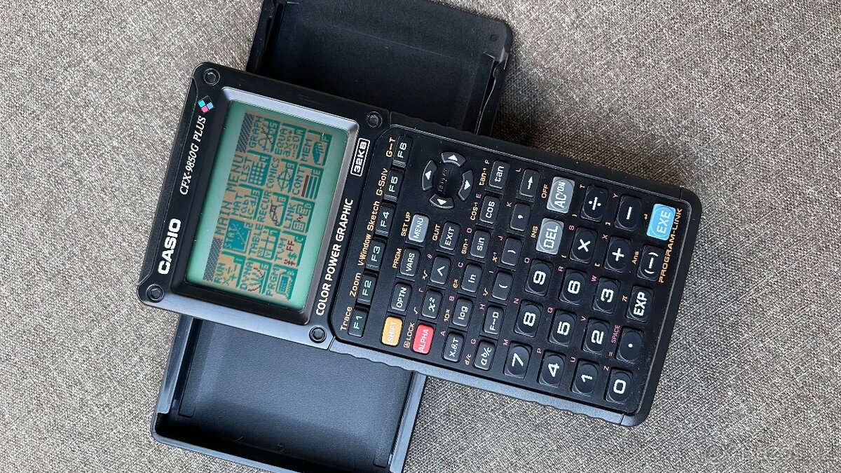 Stará grafická kalkulačka Casio CFX-9850G Plus