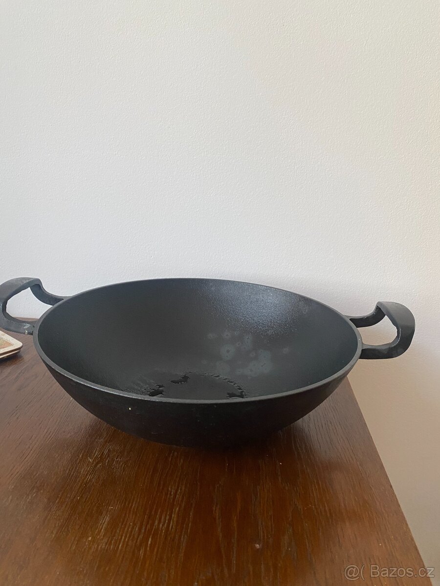 Litinový wok Uno Casa 32 cm se silikonovým víkem