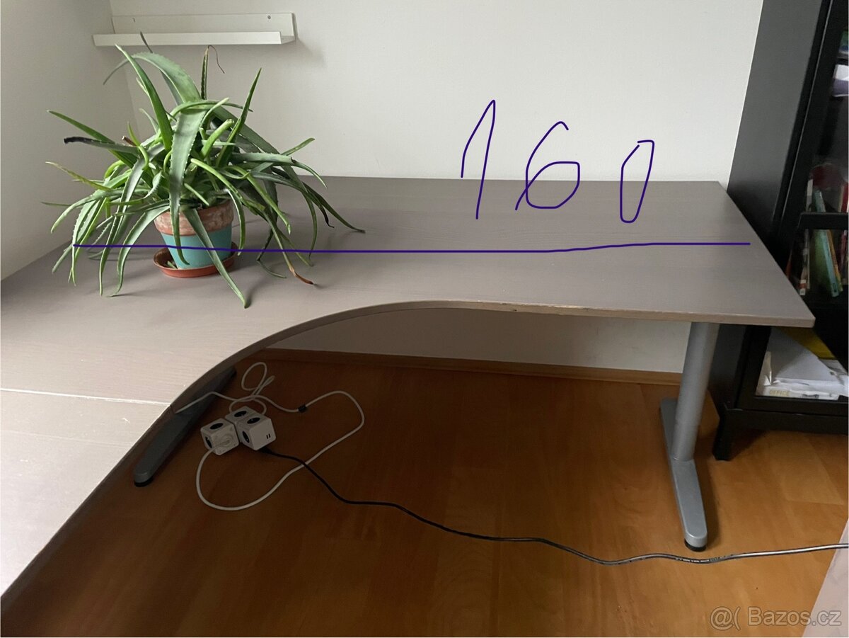 Pracovní stůl