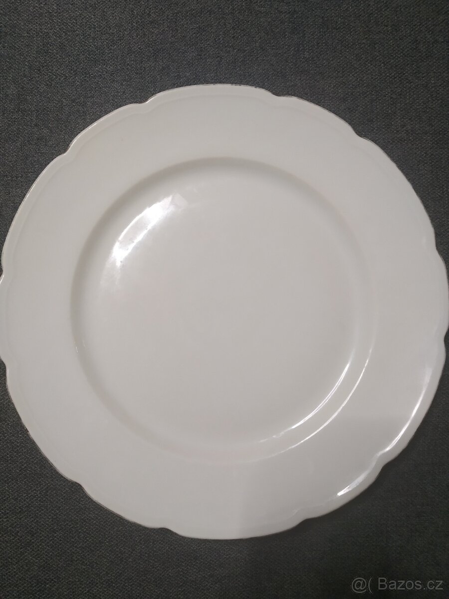 Podnos značeny mléčné sklo.