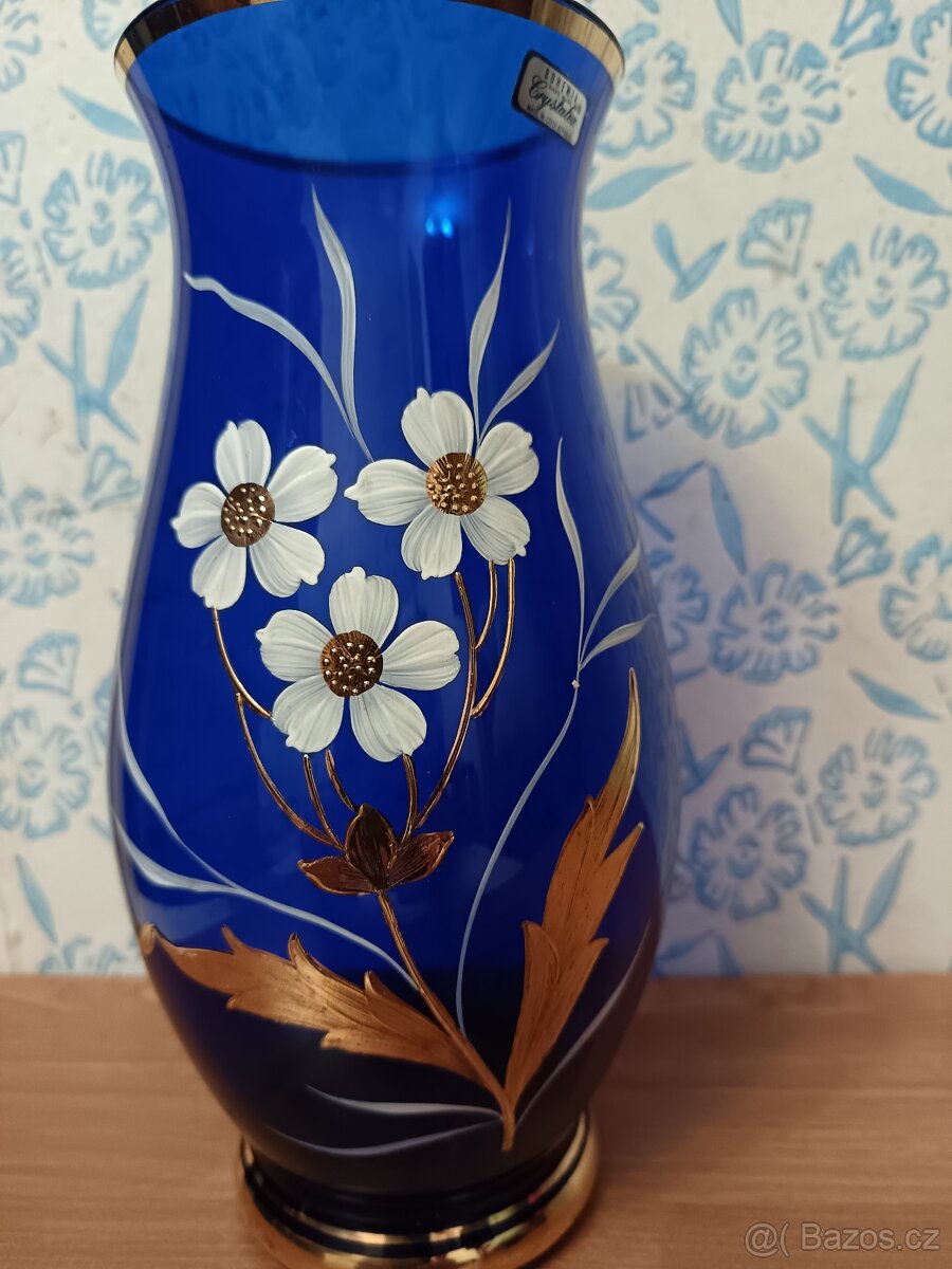 Modrá váza s kytkami bohemia krystal
