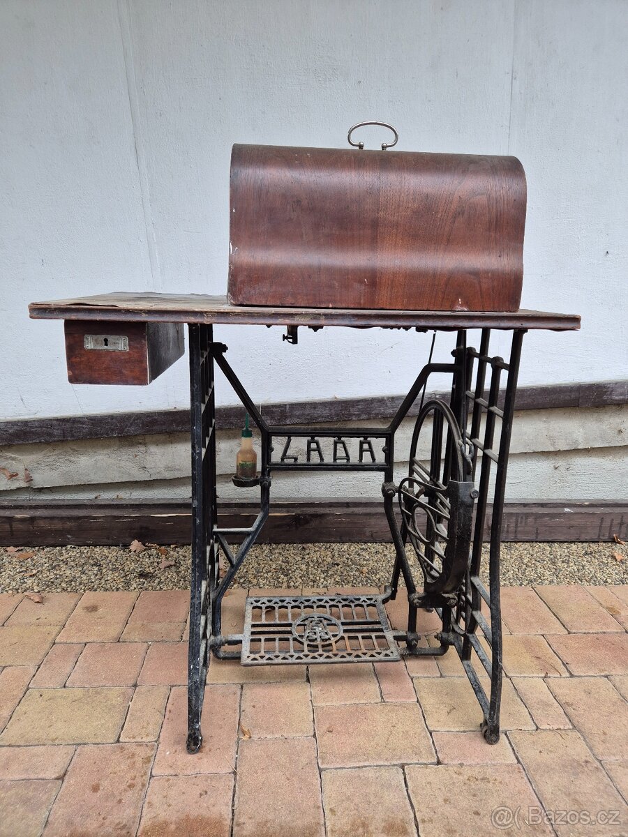 Starožitný šicí stroj