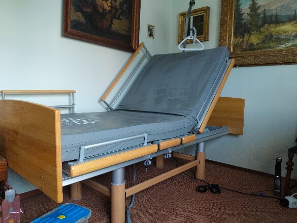 Zdravotní polohovací postel