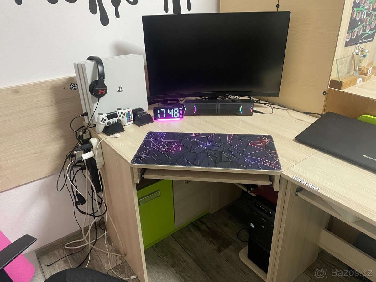 Psací rohový stůl