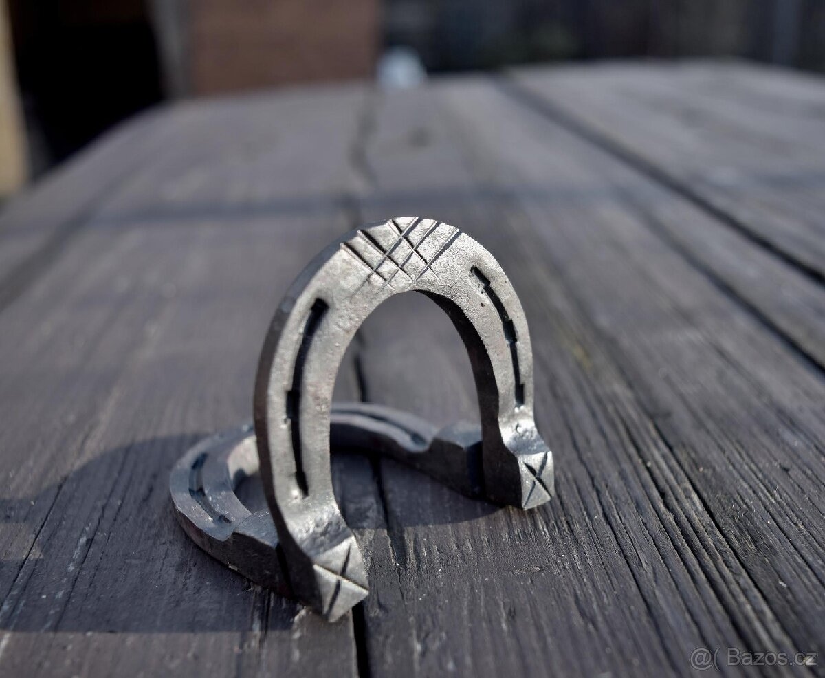 Podkova pro štěstí, ručně kovaná, výběr z více vzorů