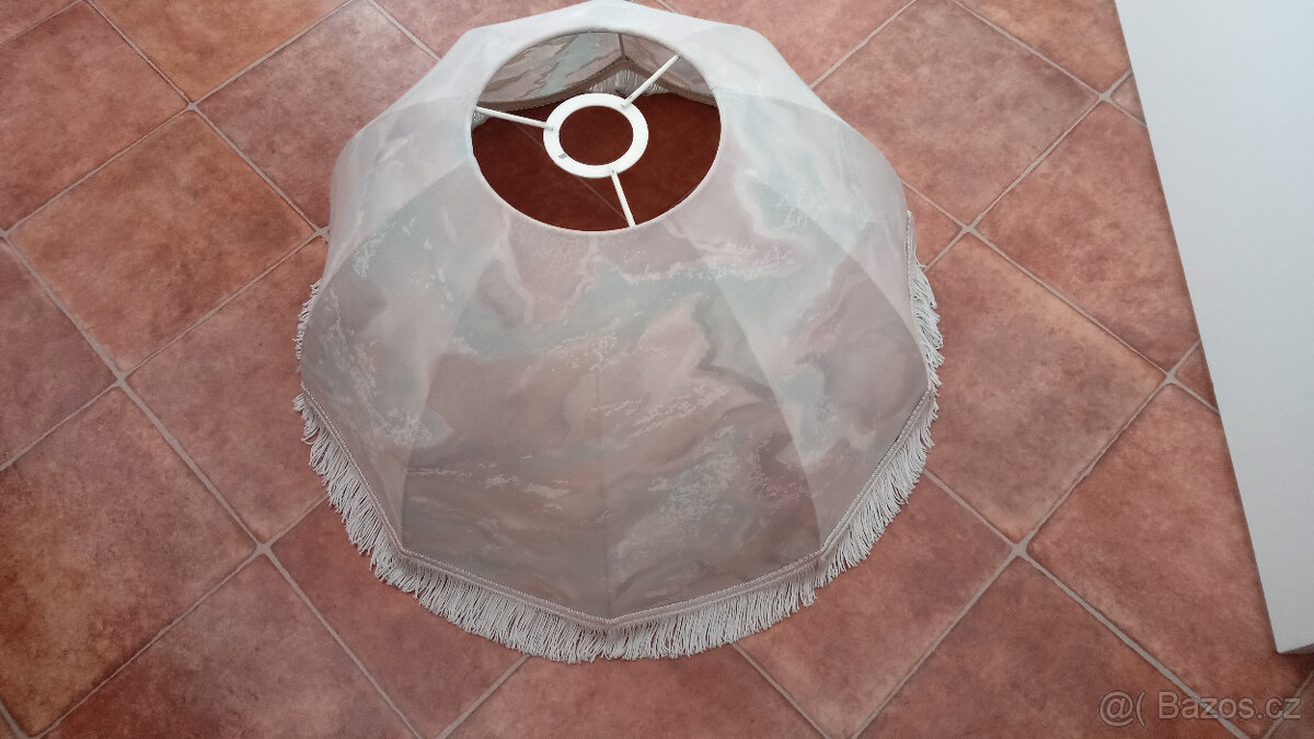 Prodám použité látkové stínidlo s třásněmi.