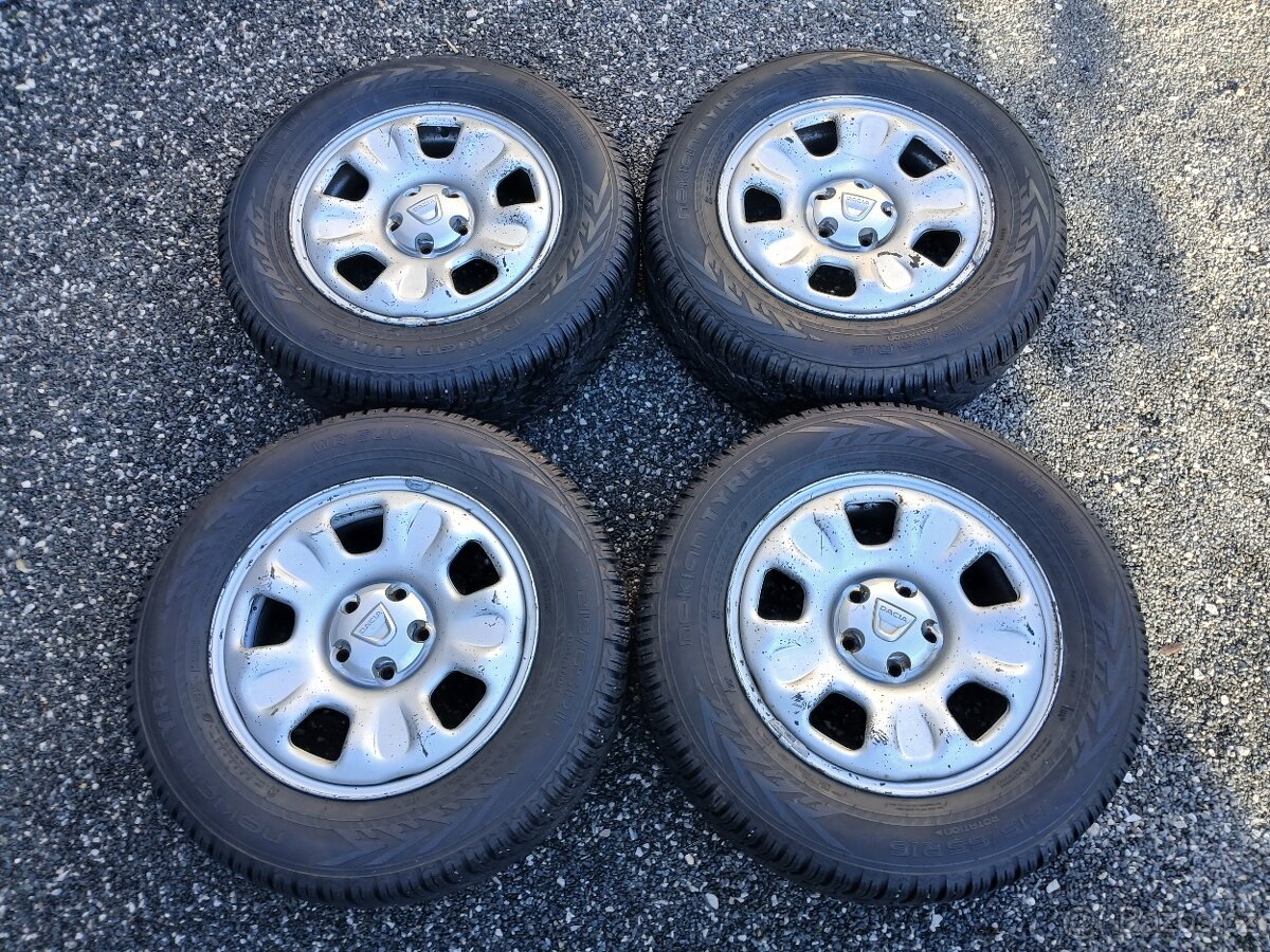 Zimní kola Dacia Duster Nokian 215/65/16 vzorek 8mm