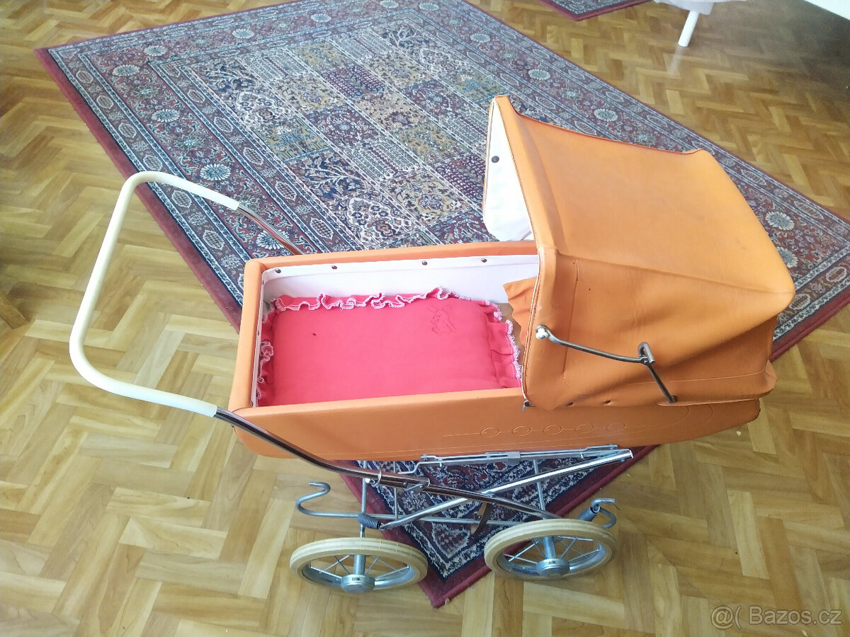 Retro kočárek pro panenky, 70. až 80. let 20. století, ČSSR