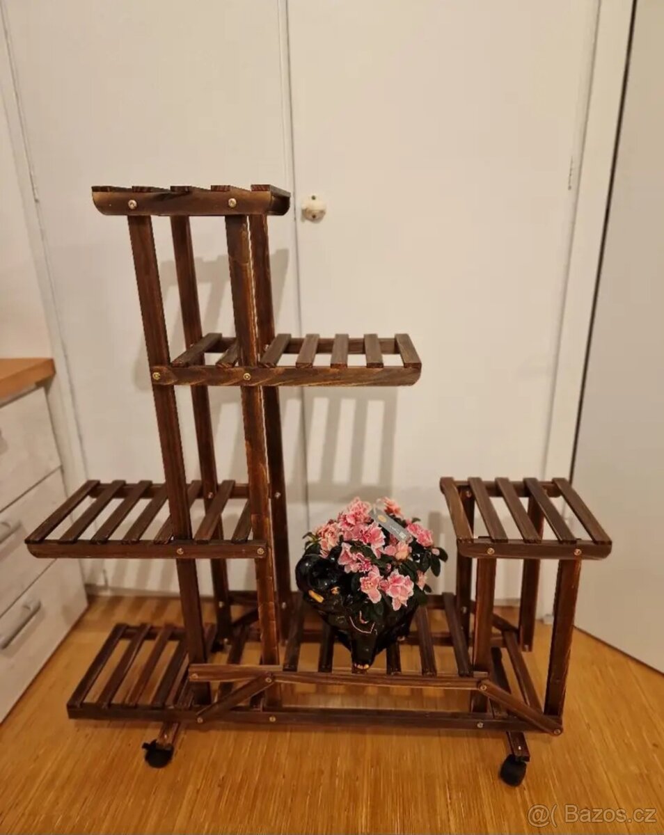Dřevěný stojan na kytky